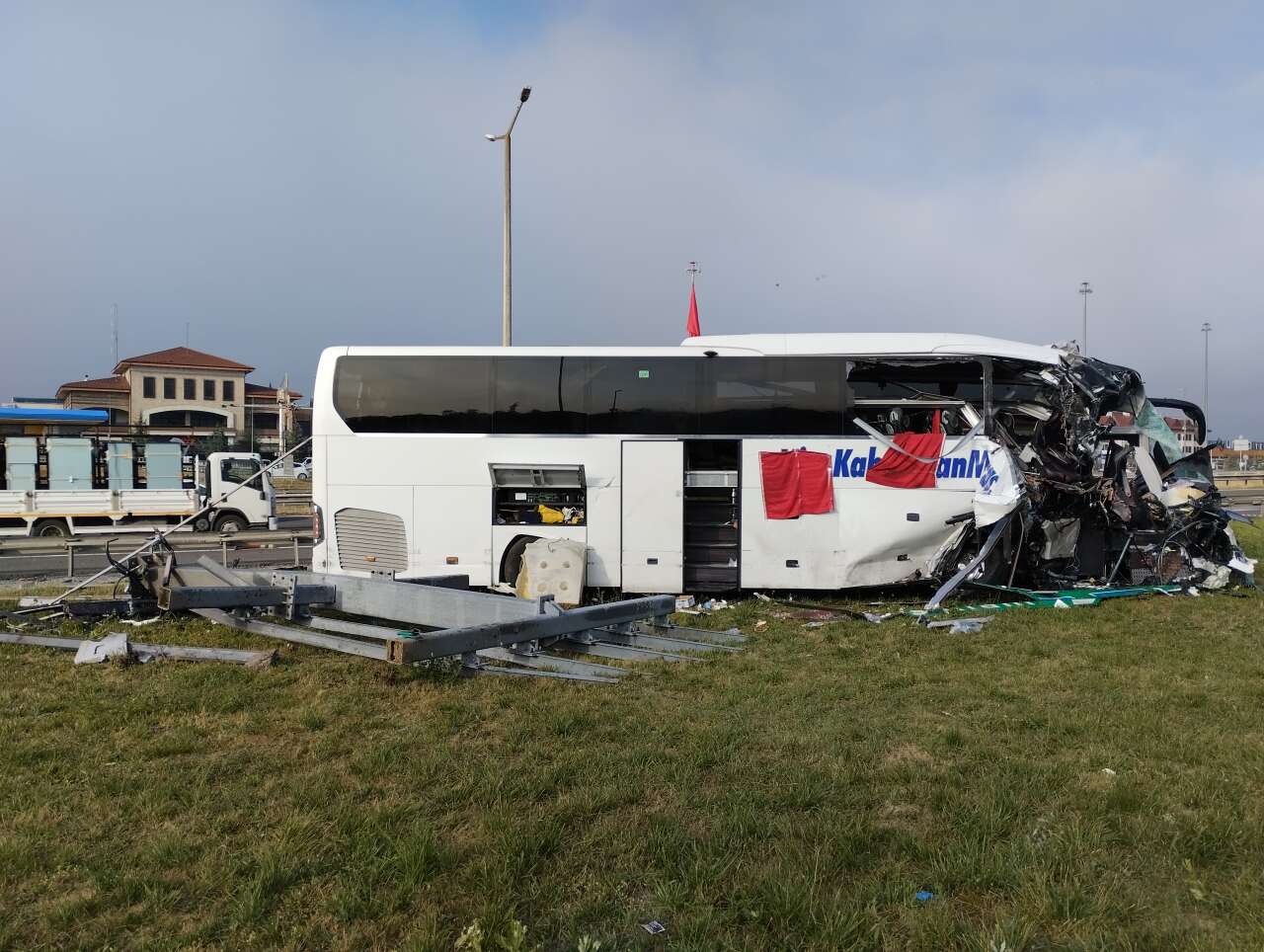 Yolcu otobüsü bariyerlere ardından tabelaya çarptı! 4'ü ağır, 13 kişi yaralandı 8